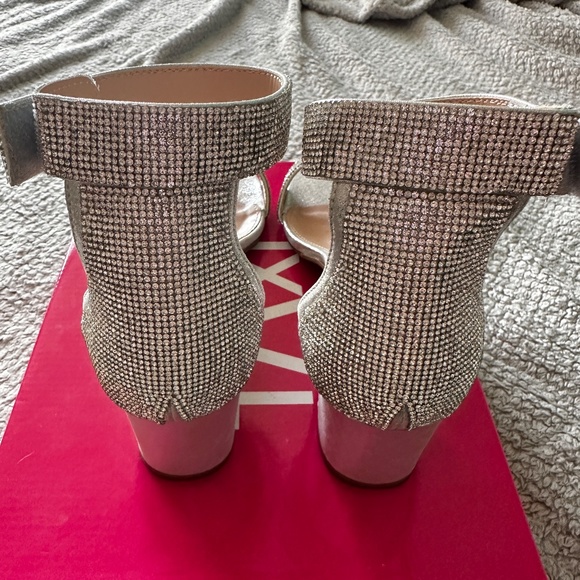 Elegant Silver Women's Sandals - Picture 9 of 11